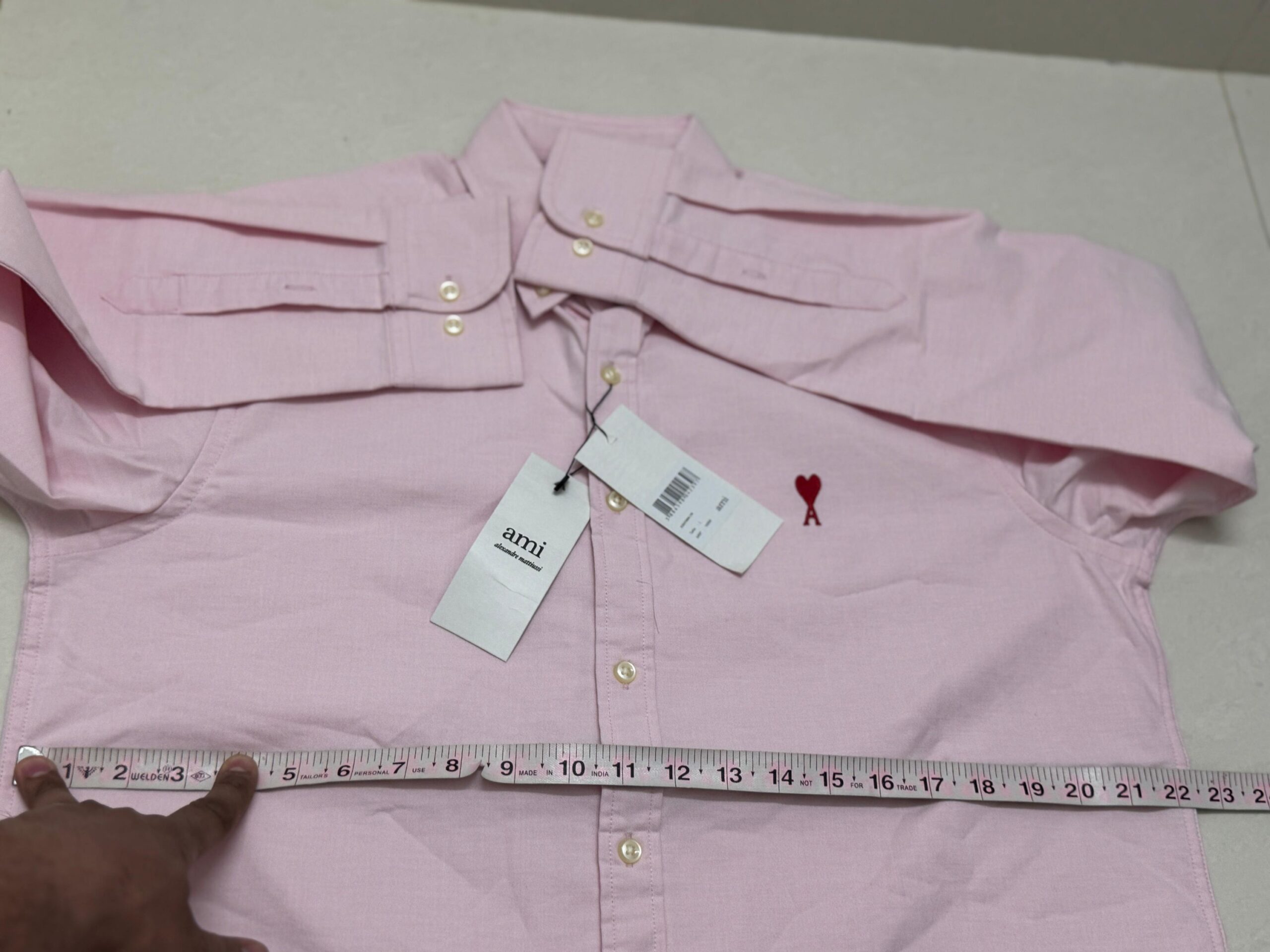 Authentic Ami Paris
Size L/44
Mrp 16,999-/
₹1099-/ - Image 4
