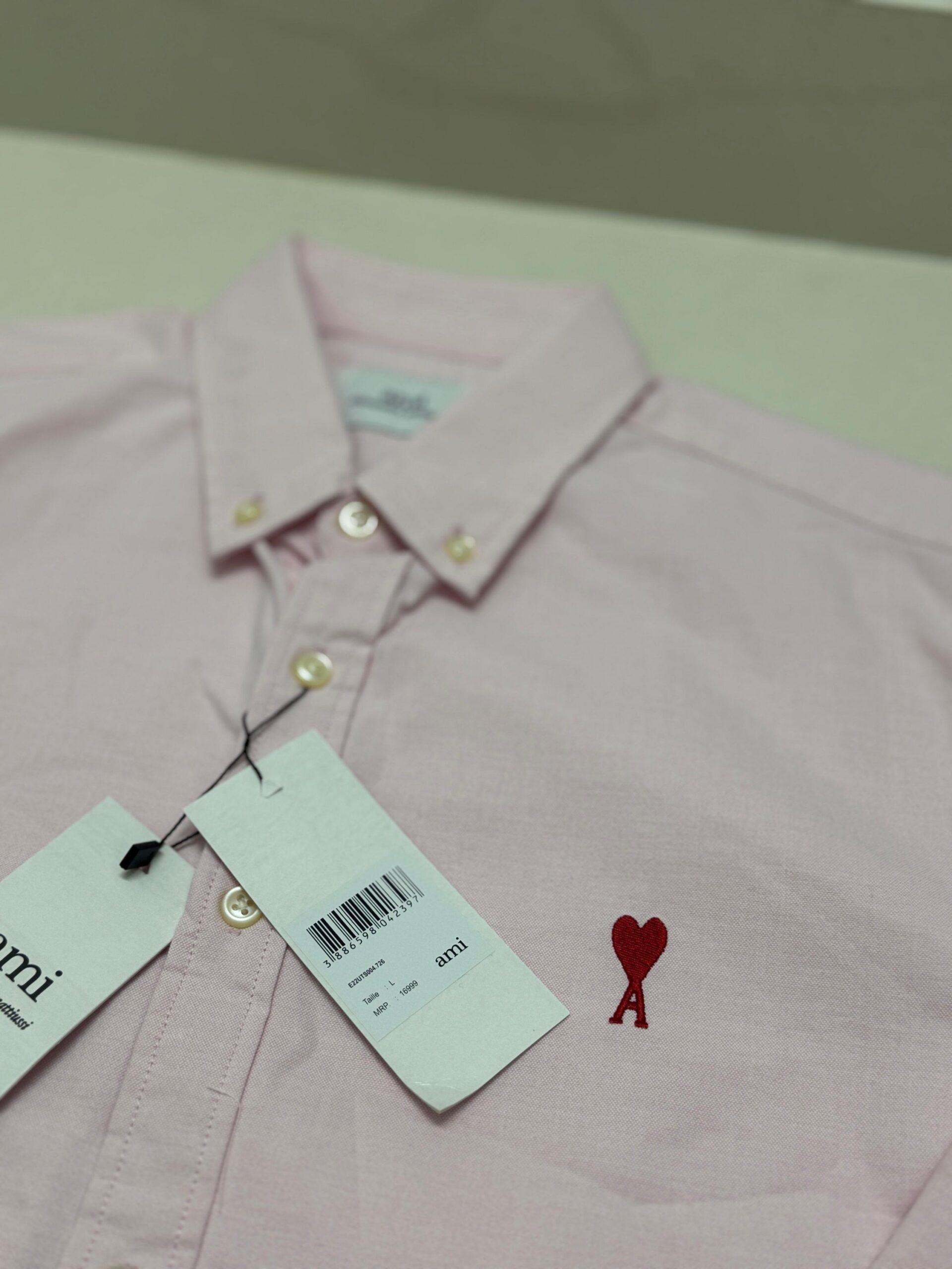 Authentic Ami Paris
Size L/44
Mrp 16,999-/
₹1099-/ - Image 2