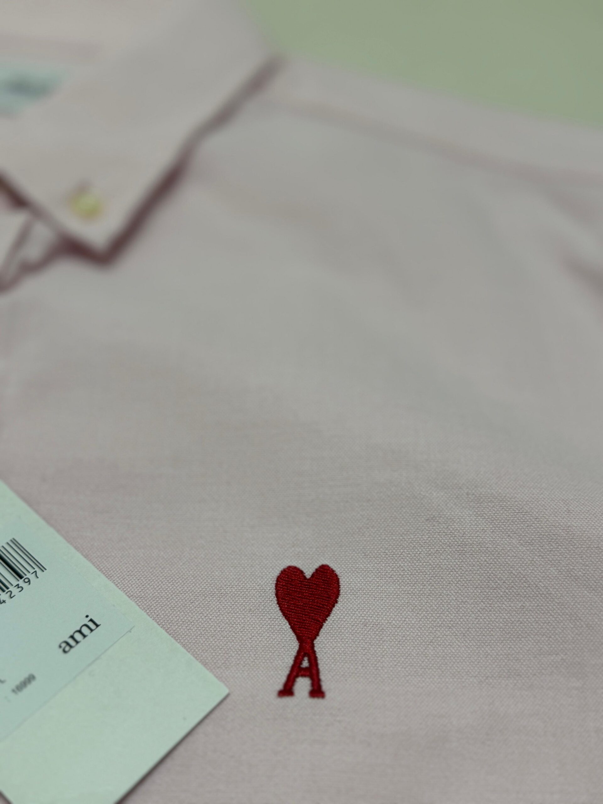 Authentic Ami Paris
Size L/44
Mrp 16,999-/
₹1099-/ - Image 3
