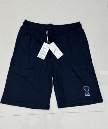 Authentic Ami Paris shorts
Size xL (waist 34-36)
( made in Portugal)
₹499-/