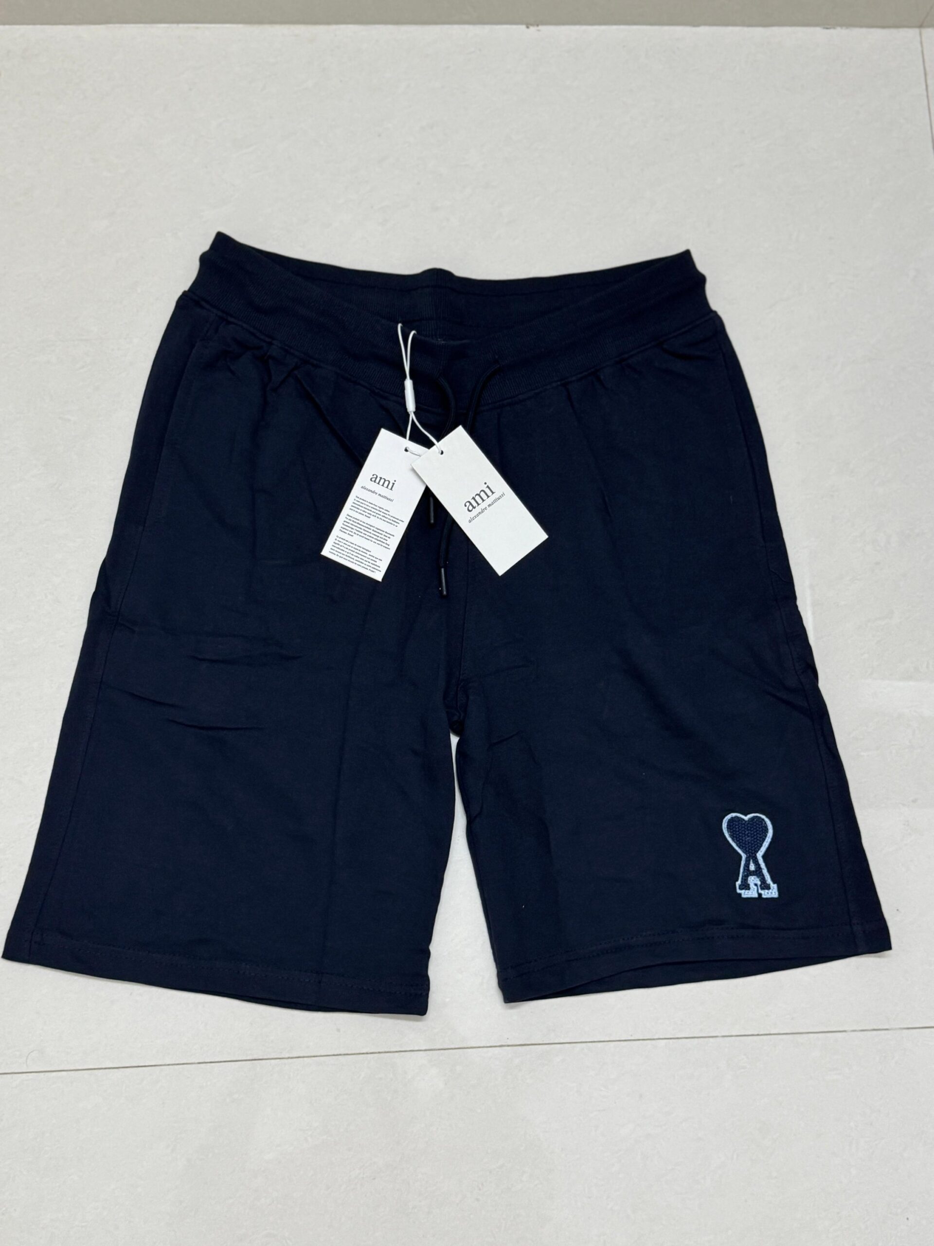 Authentic Ami Paris shorts
Size xL (waist 34-36)
( made in Portugal)
₹499-/