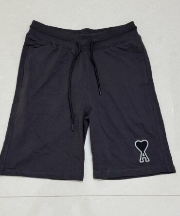 Authentic Ami Paris shorts
Size xl / waist (36-38)
( made in Portugal)
₹499-/