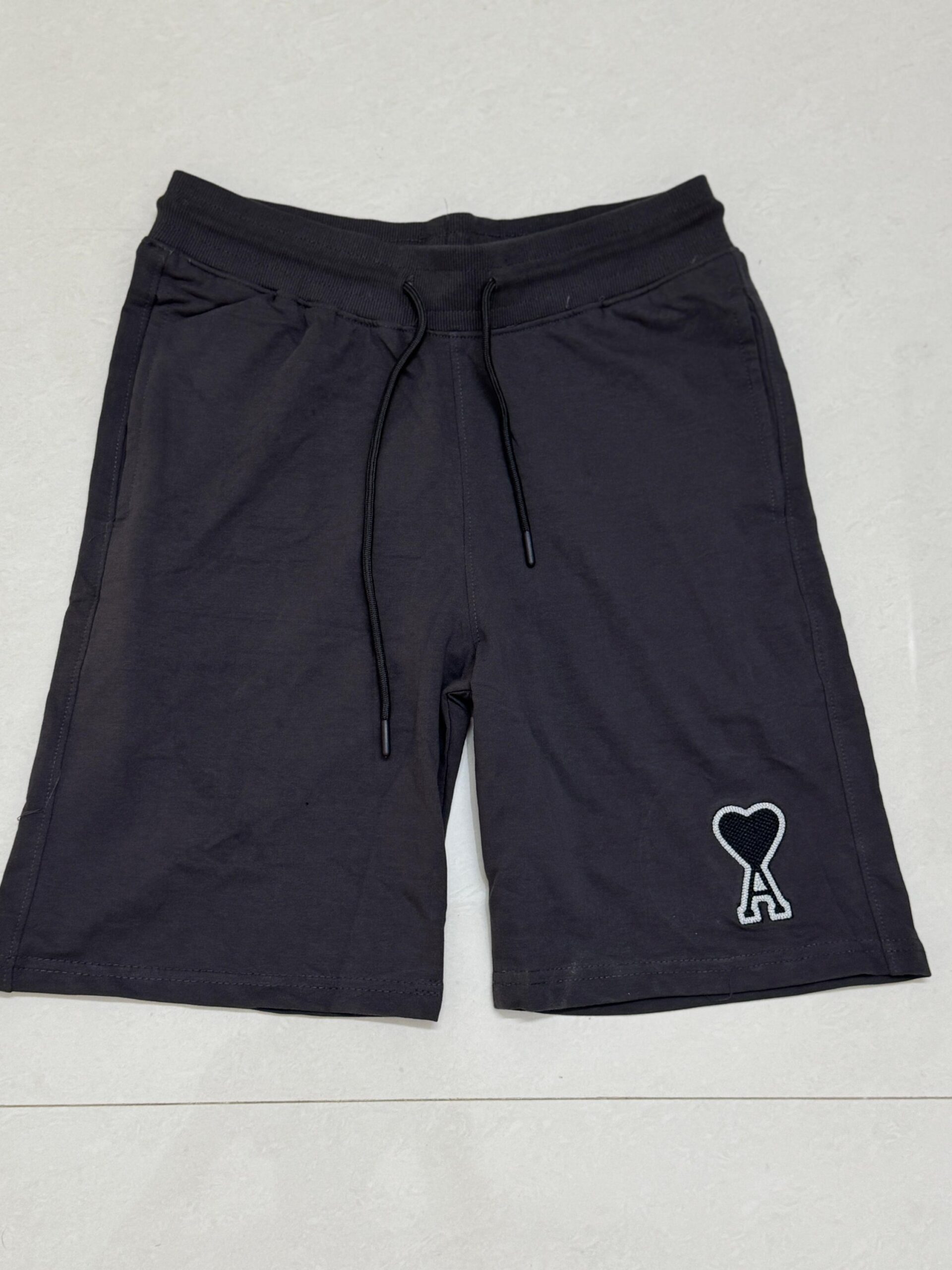 Authentic Ami Paris shorts
Size xl / waist (36-38)
( made in Portugal)
₹499-/