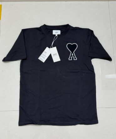 Authentic Ami Paris
Size xl /46
( made in Portugal)
₹499-/