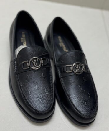 Authentic Louis Vuitton
Wooden sole
Size uk 8 only
Mrp euro 599-/
Deal price ₹2699-/