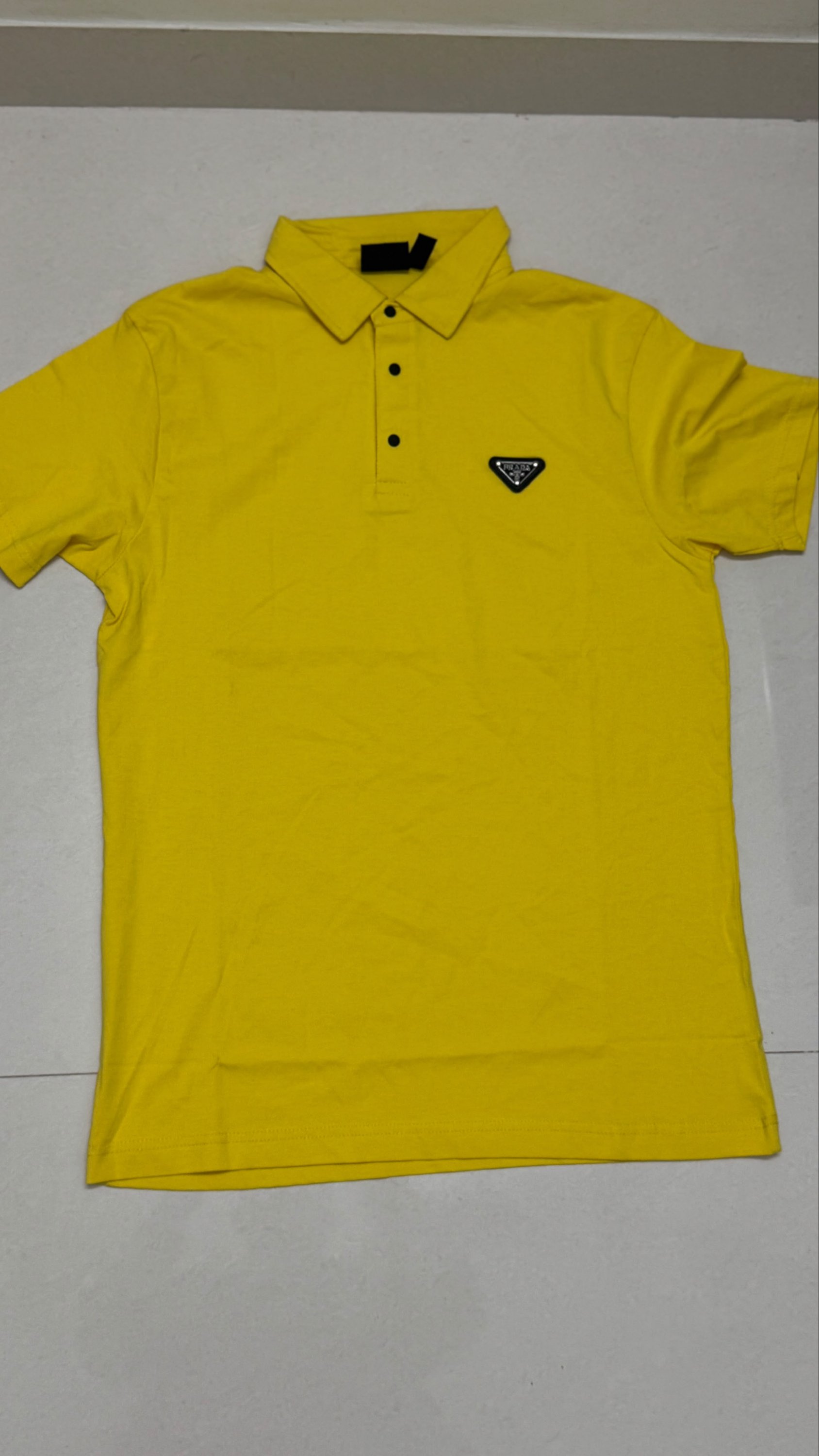 Prada t shirt
Size m/40
₹699-/
