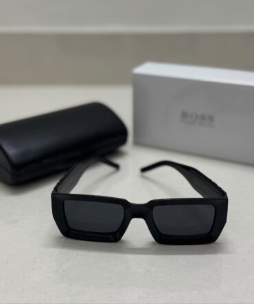 Hugo Boss sunglasses 
With box and cover
₹1099-/