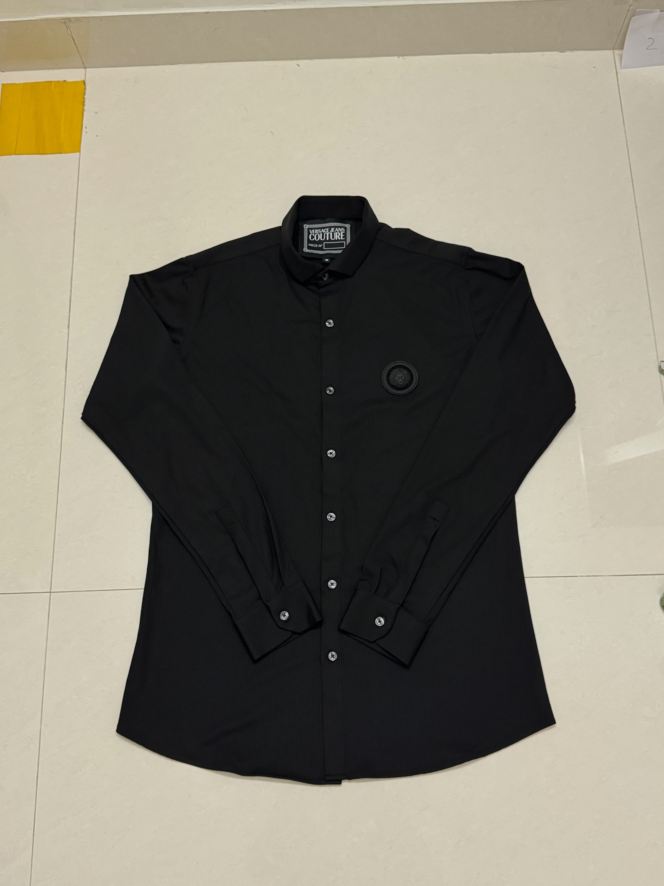 Versace shirt
Japanese fabric
Size m(39-40)
₹899-/