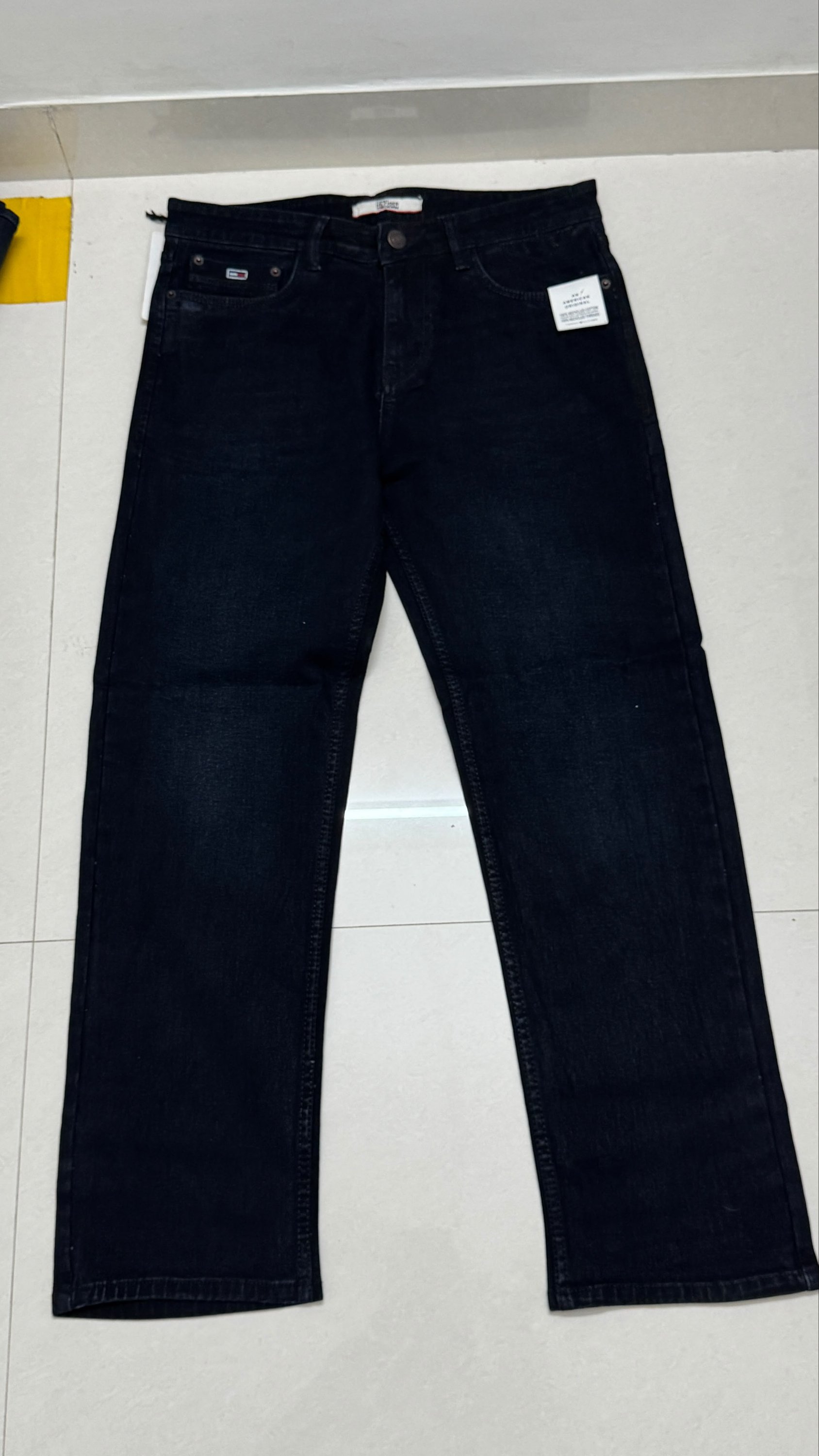 Tommy Hilfiger
Size 32
Straight fit
₹1199-/