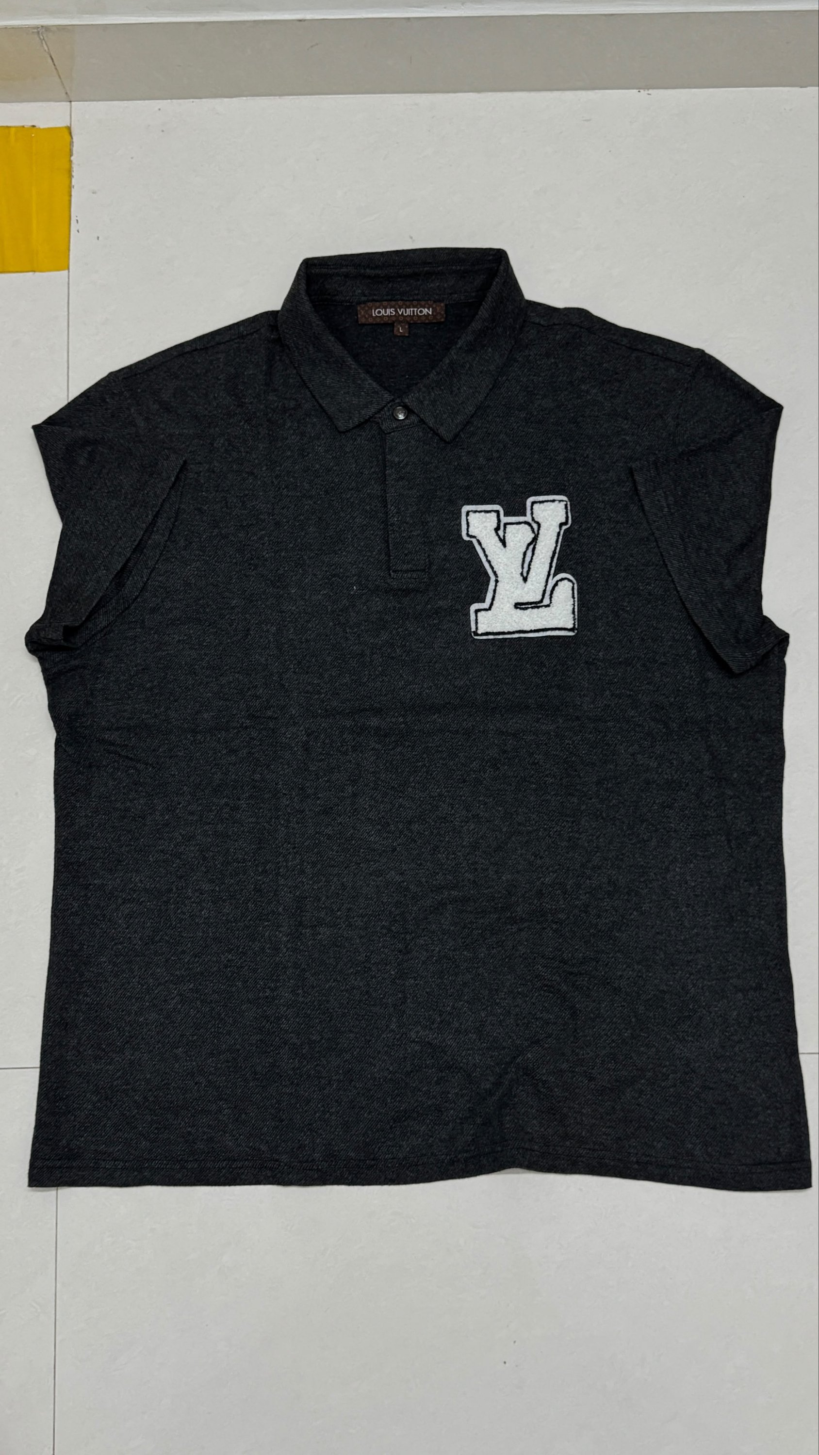Louis Vuiton
Size xl /48
₹899-/