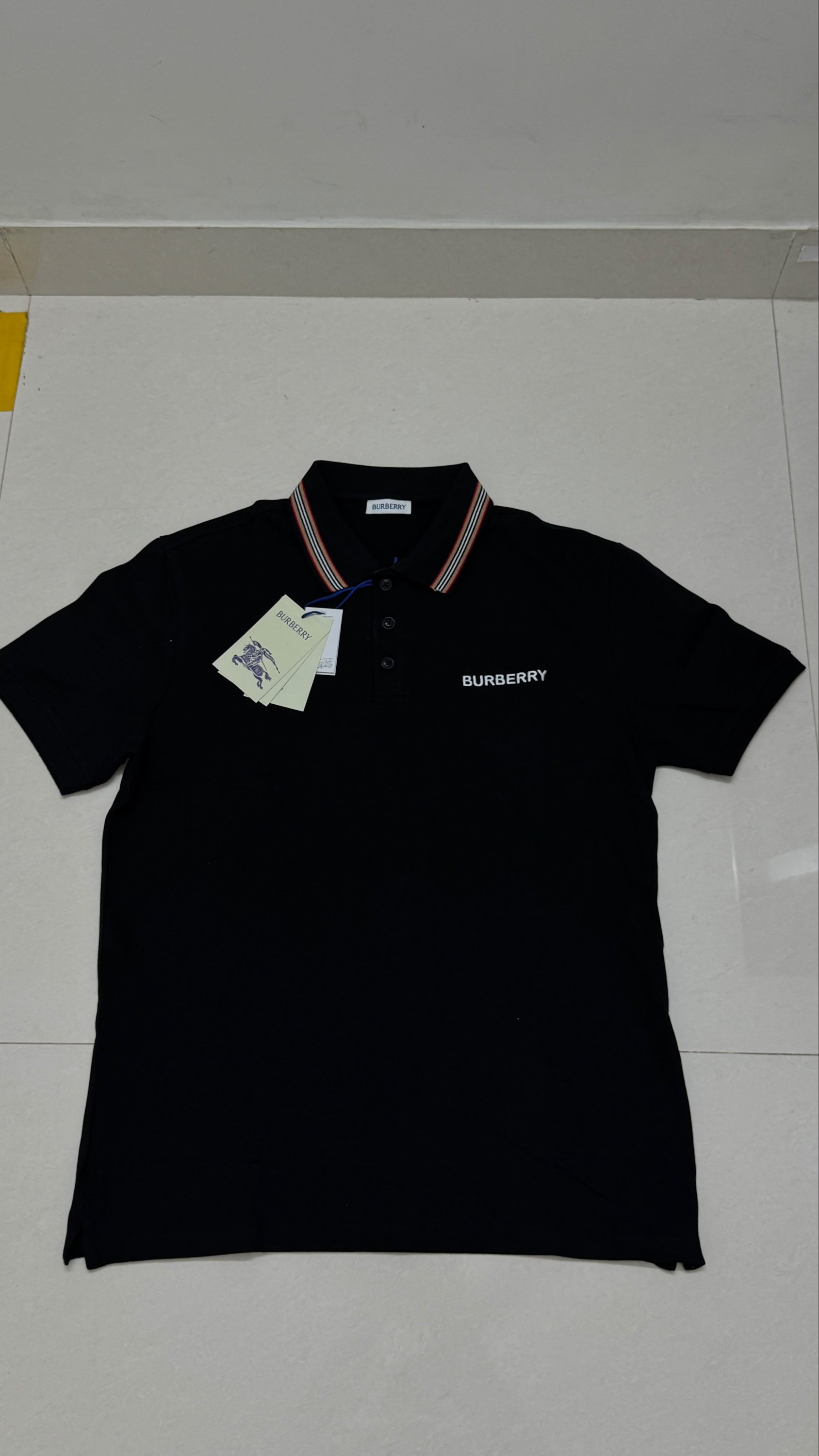 Burberry t shirt
Size L/40-42
Made in Thailand
₹899-/