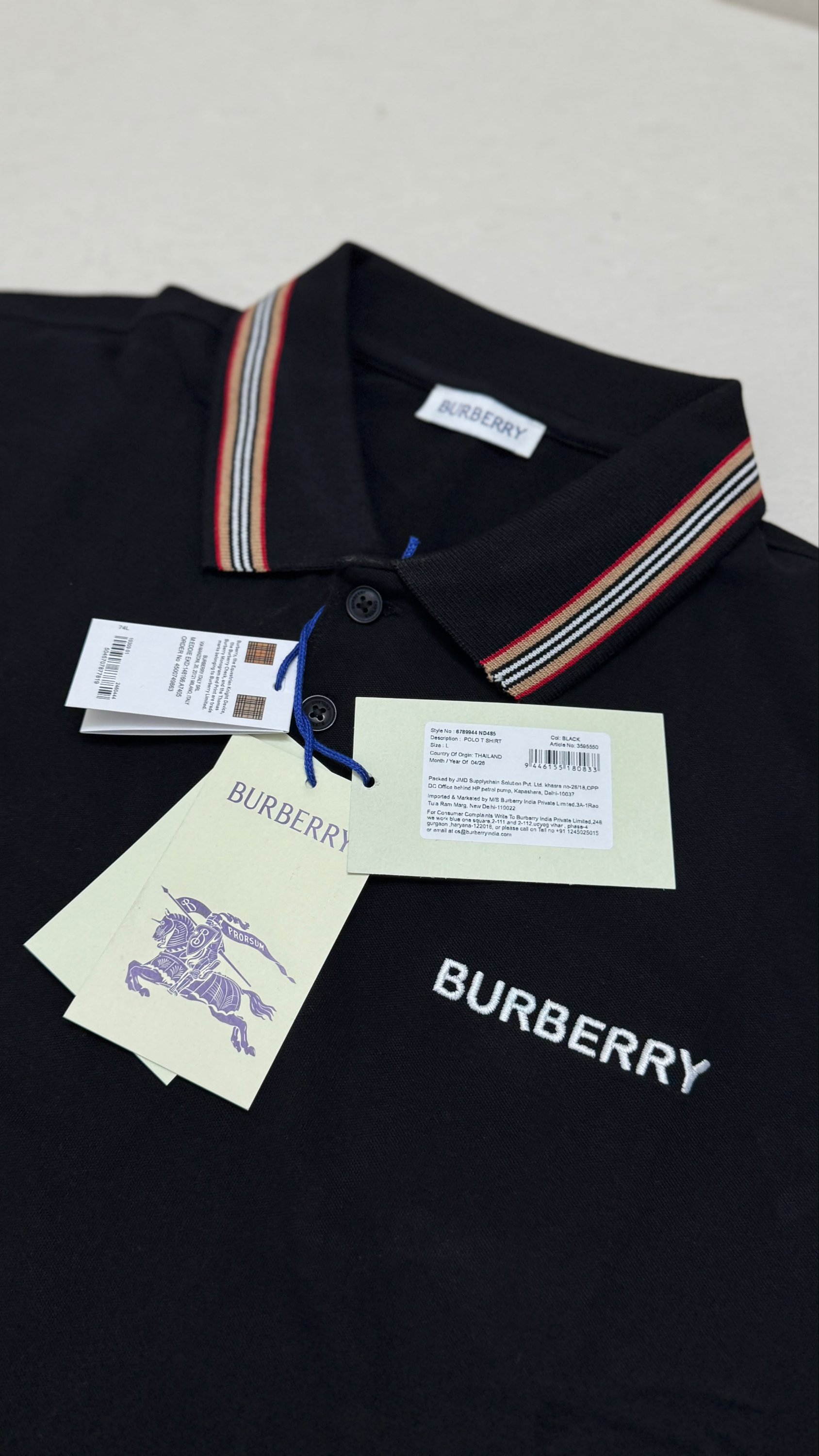 Burberry t shirt
Size L/40-42
Made in Thailand
₹899-/ - Image 4