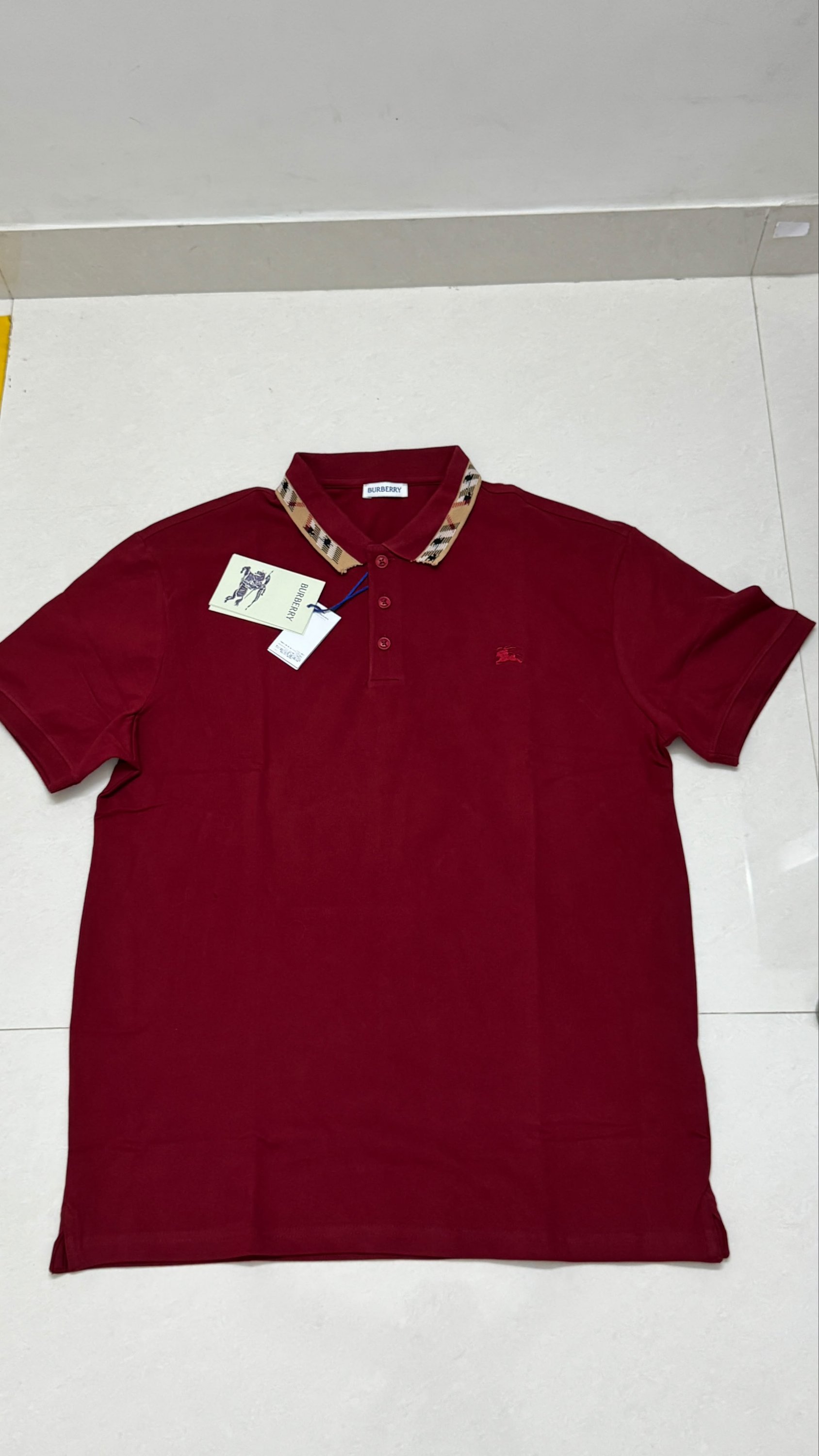 Burberry t shirt
Size xL (chest 42-44)
Made in Thailand
₹899-/