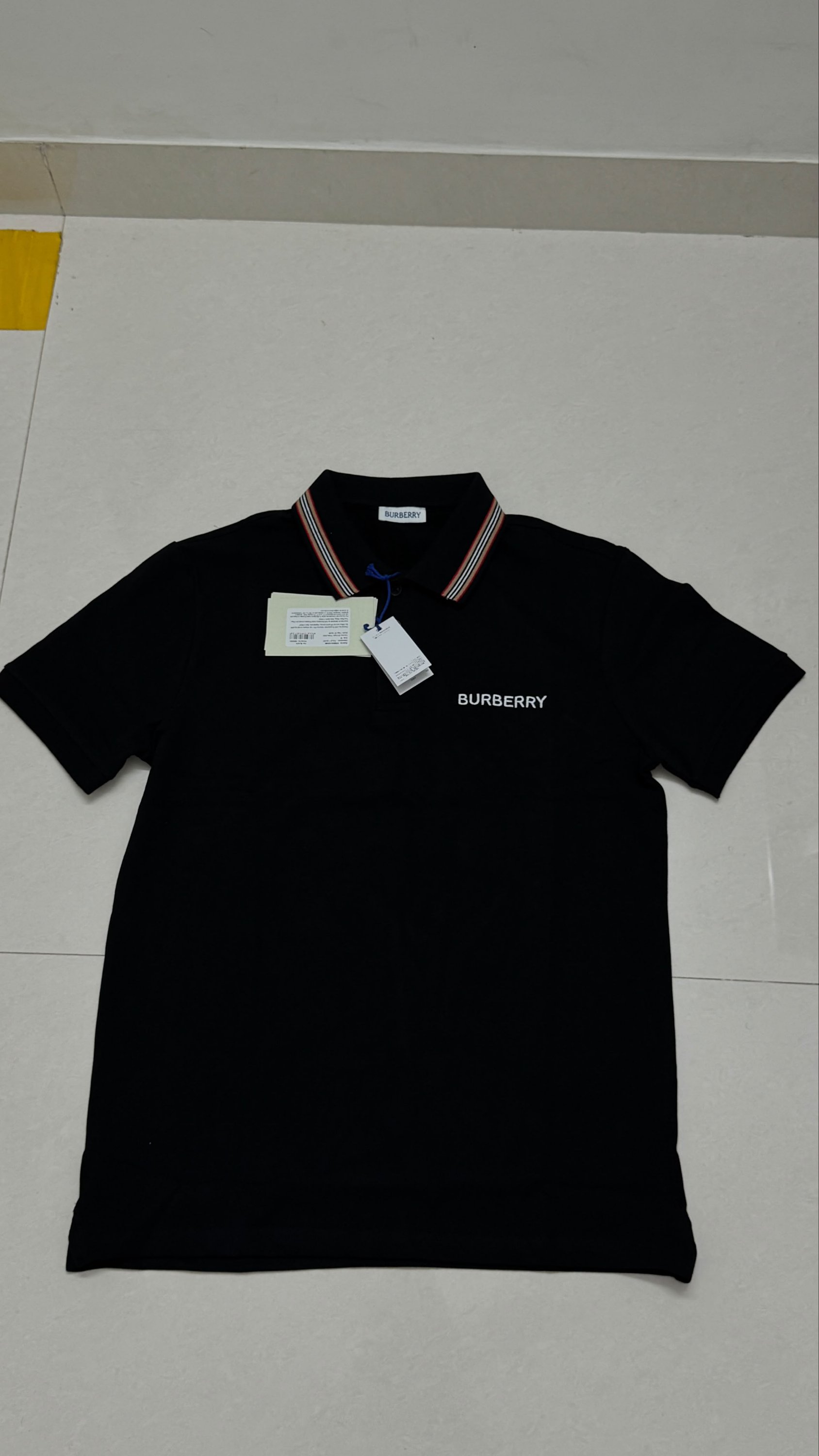 Burberry t shirt
Size M( chest 39-40)
Made in Thailand
₹899-/