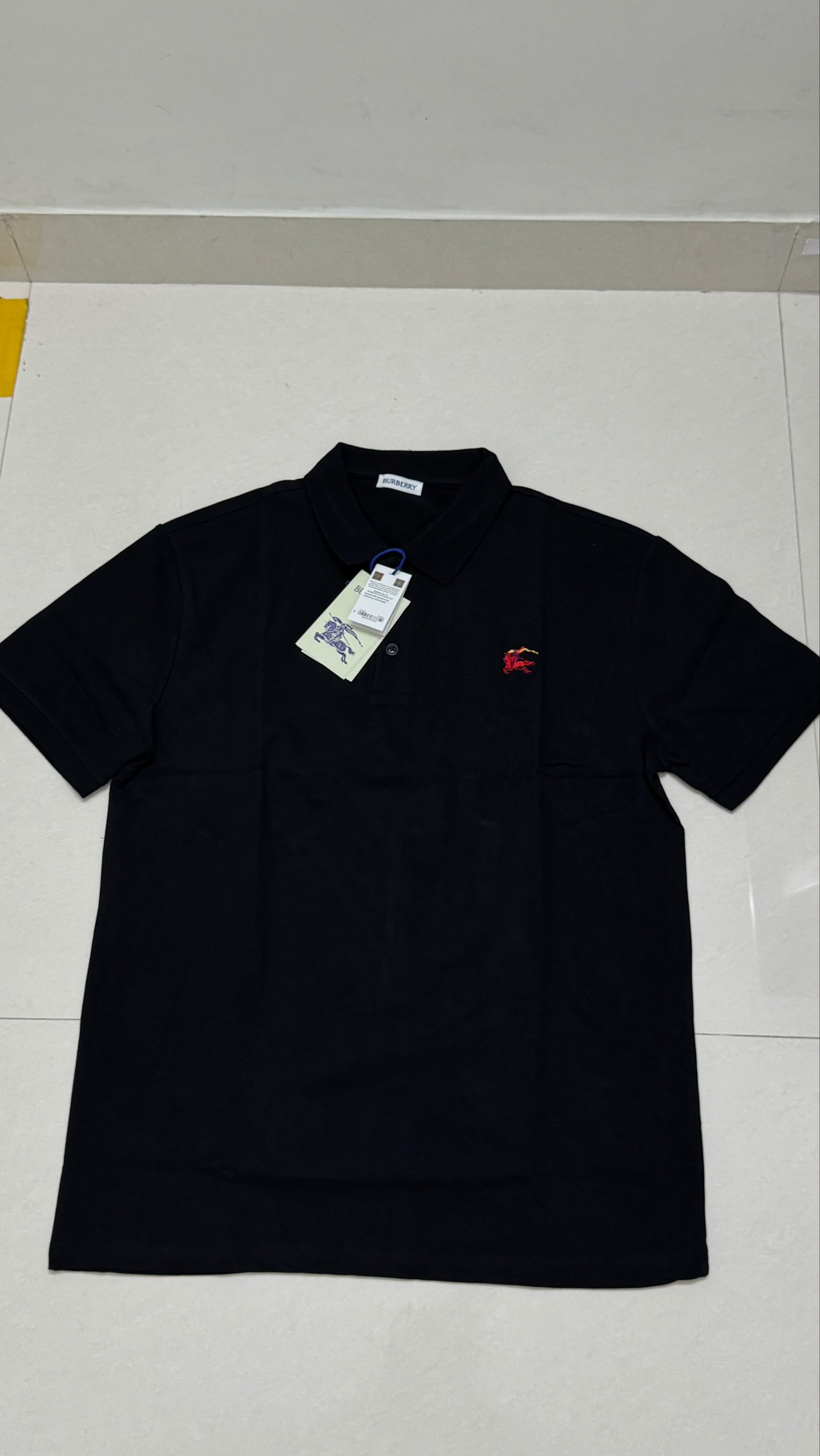 Burberry t shirt
Size xl (42-44)
Made in Thailand
₹899-/
