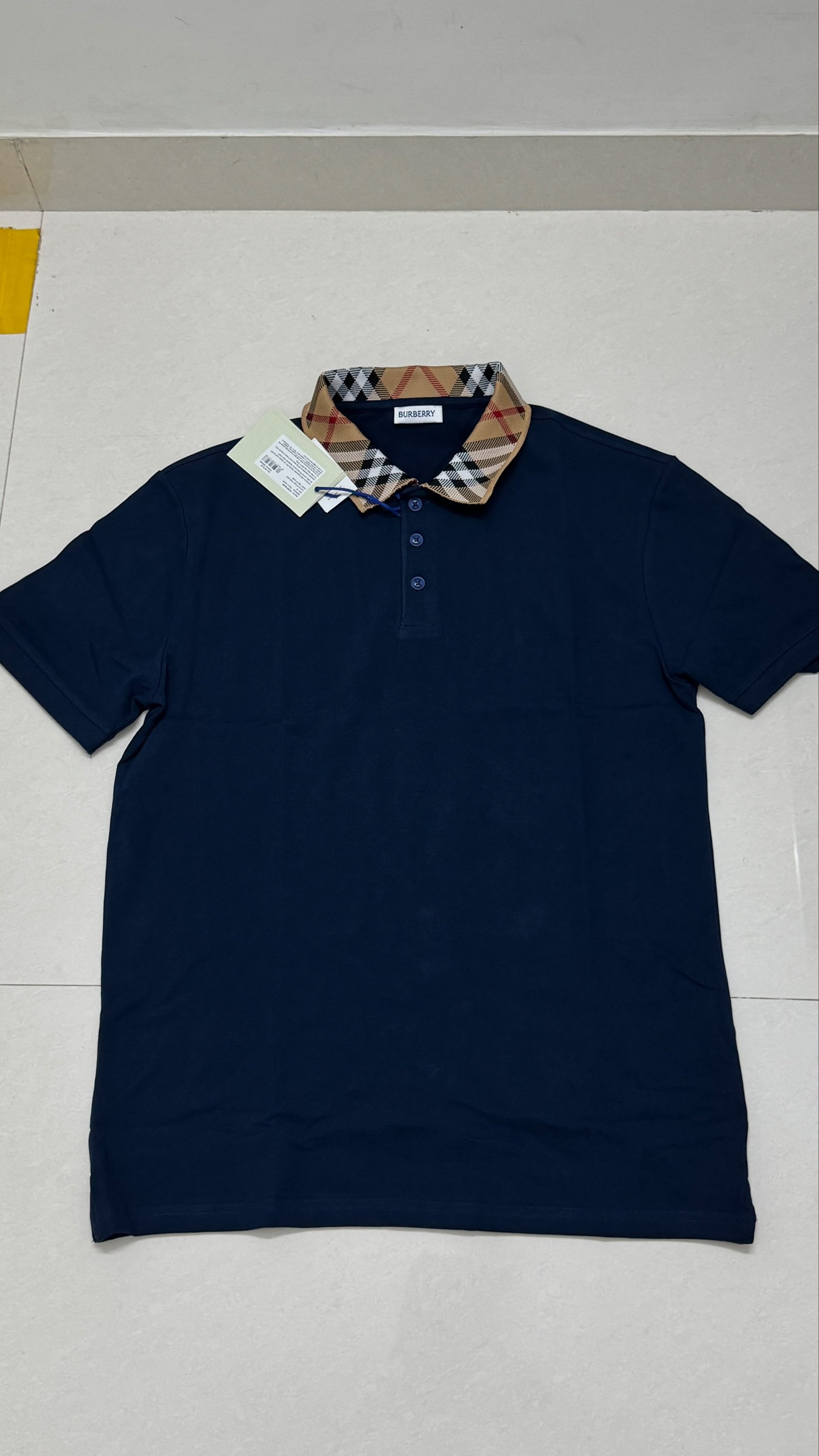Burberry t shirt
Size xL (chest 42-44)
Made in Thailand
₹899-/