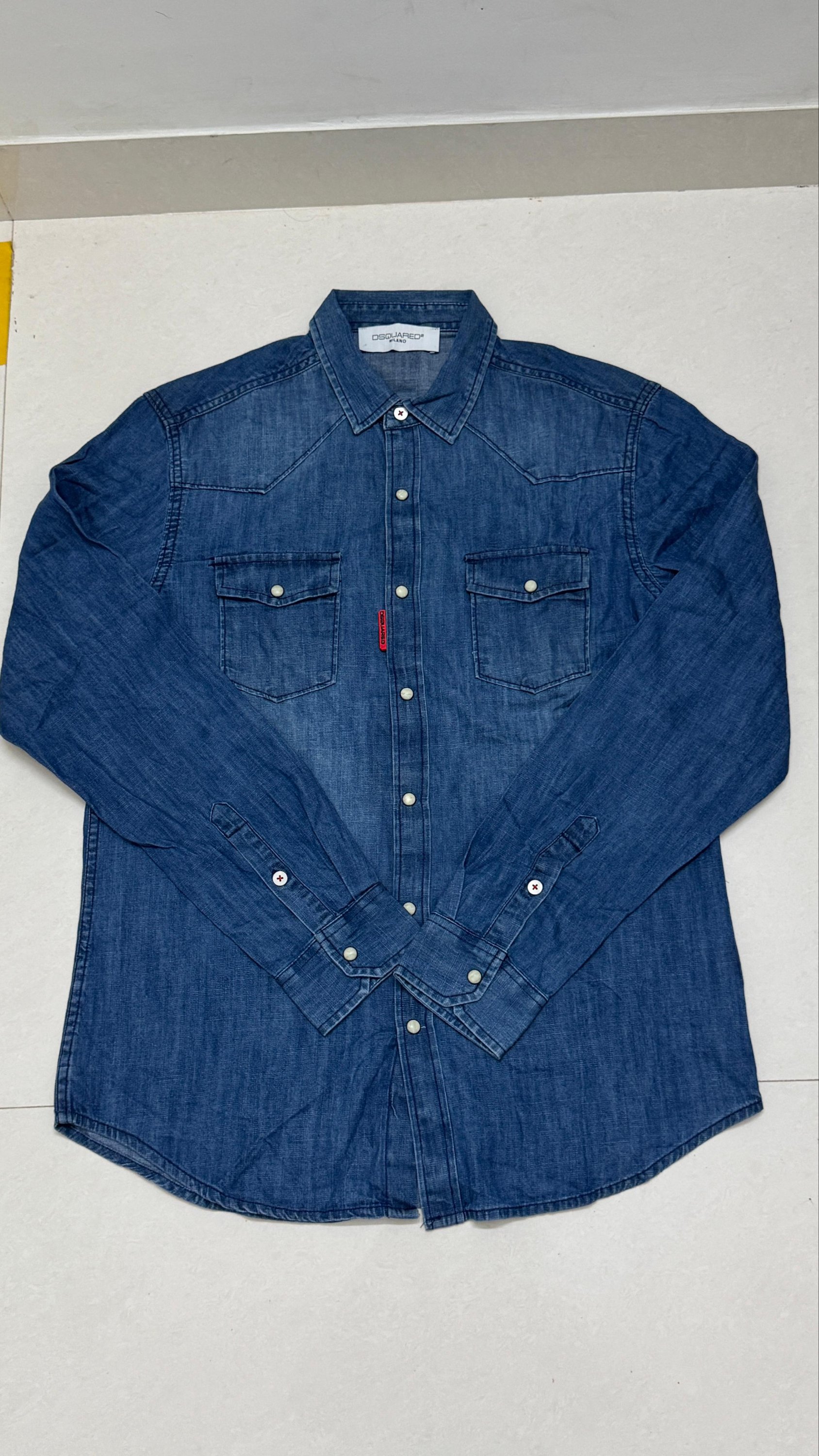 D squared denim shirt
Size m/40
₹999-/