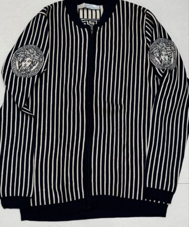 Authentic Versace
Embroidery work
Unisex article
Chest 38
₹1299-/